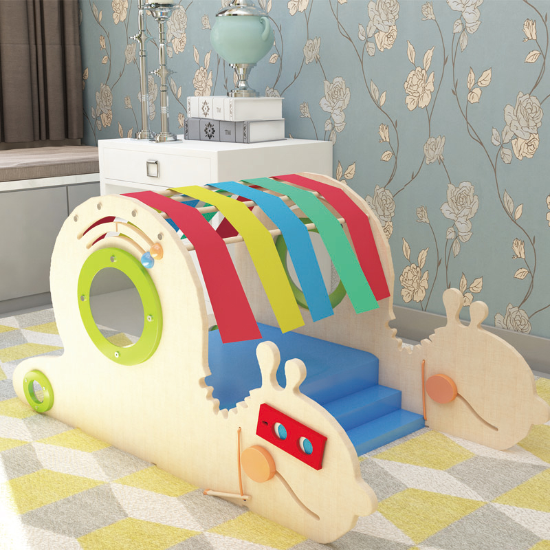 Aire de jeux intérieure pour tout-petits avec escargot arc-en-ciel