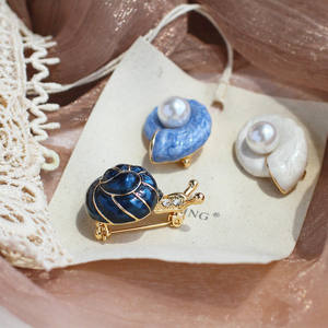 エレガントなブローチ小さなコンクエナメル天然淡水パールシェル子供用おしゃれなコサージュ結婚式用ギフト合金 - Product Image 2