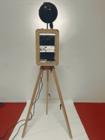 Photomaton en bois double face - Pieds pliables - Contrôle par écran tactile - Impression instantanée - Compatible iPad/SLR/Smartphones - Garantie de 2 ans