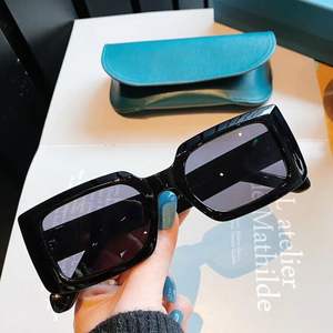 Gafas de Sol Cuadradas Estilo Coreano Unisex, Montura de PC, Protección UV400 Tipo 3, Diseño Cuadrilátero, Color Blanco - Product Image 4