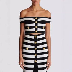 Élégant Ensemble Deux Pièces Rayé <span class=keywords><strong>Noir</strong></span> <span class=keywords><strong>et</strong></span> <span class=keywords><strong>Blanc</strong></span> pour Femme – Haut Court Épaules Dénudées <span class=keywords><strong>et</strong></span> Jupe Midi avec Boutons Dorés, <span class=keywords><strong>Tenue</strong></span> de Soirée Formelle - Product Image 2
