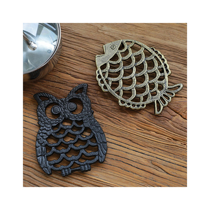 Set <span class=keywords><strong>de</strong></span> sets <span class=keywords><strong>de</strong></span> table en fonte <span class=keywords><strong>de</strong></span> campagne américaine Sous-verres <span class=keywords><strong>de</strong></span> table isolés pour casseroles et plats Tapis et tampons élégants - Product Image 1