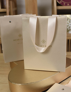 Sac cadeau en papier imprimé avec logo personnalisé pour vêtements, cosmétiques et parfums Prix d'usine avec poignée en ruban - Product Image 3
