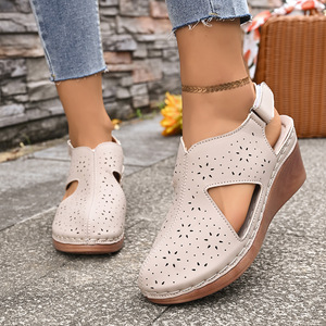 Nouvelles sandales décontractées d'été et d'automne pour femme, ajourées, respirantes, imperméables, à semelle épaisse, couleur unie, légères, à talons - Product Image 1