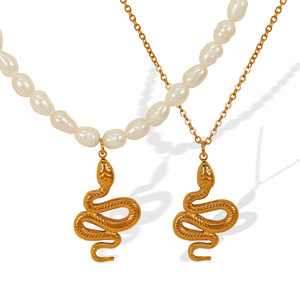 สร้อยคอไข่มุกน้ำจืดสไตล์ยุโรปอเมริกันแบบเรโทร พร้อมจี้รูปงูสีทอง ดีไซน์ซ้อนชั้น สำหรับผู้หญิง เหมาะสำหรับงานปาร์ตี้  ทำจากโลหะผสมสังกะสี - Product Image 4