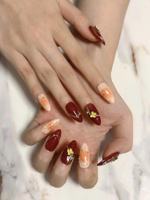 Ongles à presser faits main en acrylique rouge bordeaux, décorés de papillons dorés 3D, de fils dorés, de perles et de feuilles d'or, forme amande, longueur moyenne