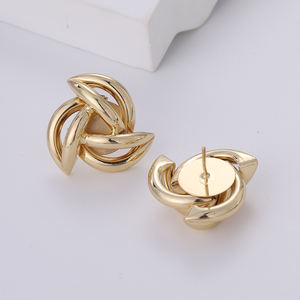 Conjunto de joyas de acero de alta calidad para mujer, pendientes de diseño hueco de acero inoxidable para mujer, oro de 18 quilates resistente al agua - Product Image 4