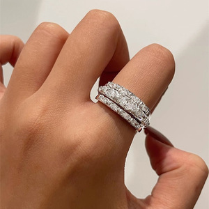 Set di Tre Anelli Impilabili Scintillanti per Donne, Gioielli Eleganti e Versatili per l'Uso Quotidiano - Product Image 6