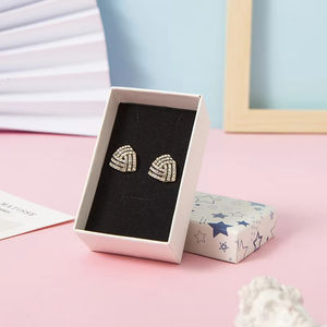 Caja de Embalaje de Joyería con Patrón de Estrellas Rojas, Negras y Blancas para Collares, Pendientes, Anillos y Pulseras - Embalaje de Regalo Directo de Fábrica - Product Image 3