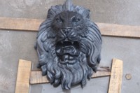 Fontaine murale tête de lion en pierre noire avec bassin décoratif pour décoration d'eau de jardin extérieur élégant