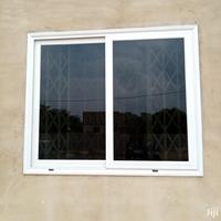Ventana Corredera de Aluminio de Doble Acristalamiento con Marco de Aluminio Negro de Diseño Simple
