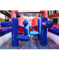 Parcours d'obstacles gonflable rouge, blanc et bleu avec toboggan pour course de défi gonflable, idéal pour le carnaval et le team building
