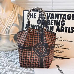 Bolsos de Mano Personalizados al por Mayor, Diseño de Moda, Tejido Grueso, Forma Cuadrada con Botón, Capacidad 3L+, Diferentes Modelos - Product Image 4