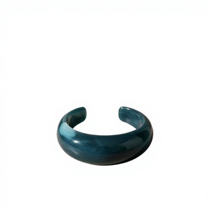 Ensemble de bracelets en résine pour femmes - Accessoires de mode élégants et traditionnels pour les fêtes, pour la Saint-Valentin et Noël - Product Image 1