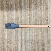 Lot de 3 ustensiles de cuisson en silicone : pinceau à badigeonner, spatule et spatule ajourée avec manche en bois