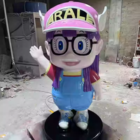Escultura de Arale con Traje Rojo, Estatua de Arale, Figura de Anime Grande de Fibra de Vidrio para Exhibición en Escaparates