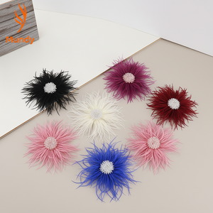 Spilla in Piume di Struzzo Naturali - Perfetta per Look Rinascimentali, Spose, Costumi di Scena, Celebrazioni di Compleanno, Sfilate di Moda - Product Image 1