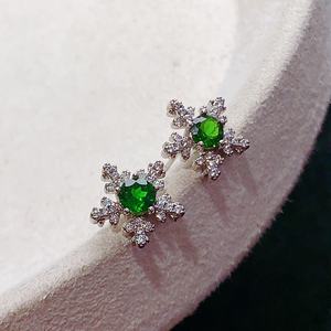 Серебряные серьги-гвоздики с натуральными драгоценными камнями, украшенные изысканным дизайном из пиропа (граната). - Product Image 2