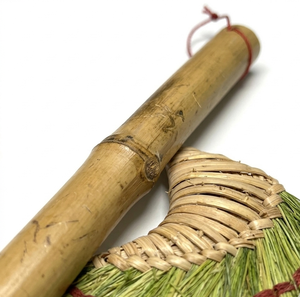 ไม้กวาดกุ้งขนาดเล็กจากอินโดนีเซีย ด้ามไม้ไผ่ใยธรรมชาติ อุปกรณ์ทำความสะอาดพื้นบ้าน - Product Image 6