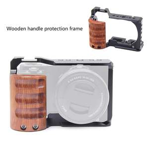 Jaula Metálica KAMPHO con Mango de Madera para Cámara <span class=keywords><strong>Sony</strong></span> <span class=keywords><strong>ZV</strong></span> <span class=keywords><strong>E10</strong></span> ZVE10 con Placa de Liberación Rápida, Orificios Roscados de 1/4'' y 3/8'' y Zapata Fría - Product Image 2