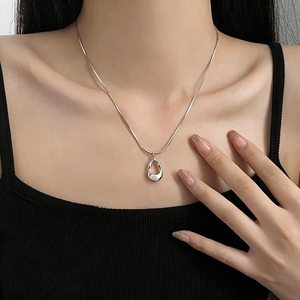Collier pendentif ovale irrégulier minimaliste en acier inoxydable pour femme, chaîne en argent - Product Image 5