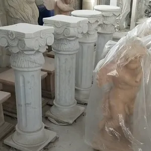 装饰白色大理石柱婚礼的基座