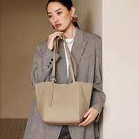 Sac à bandoulière en cuir véritable pour femme, avec quincaillerie triangulaire personnalisée, plissé géométrique, structure extensible, fabrication usine