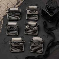 Spille in smalto duro personalizzate all'ingrosso, spilla da bavero a forma di macchina da scrivere retrò, produttore di spille in metallo personalizzate per scrittori e poeti – idea regalo