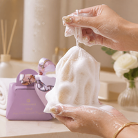 Coffret cadeau de savons artisanaux à la lanoline avec nœud en ruban de soie, parfum coco, pour le bain et le corps, idéal pour les mariages, les anniversaires, ou comme cadeau pour femme.