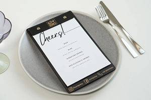 Menu en bois noir rétro de luxe léger, logo personnalisé, panneau doré, menu en bois A5 fixé avec un support à vis pour les cafés et les bars - Product Image 2