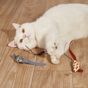 Juego de muñecos de peluche de ratón simulado respetuoso con el medio ambiente del fabricante, juguete masticable para gatos con plumas resistentes a los arañazos para mascotas de dibujos animados - Product Image 1