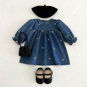 Abito in denim di puro cotone in stile coreano per la primavera e l'autunno, con ricamo a fiocco, per bambine, gonna carina e alla moda. - Product Image 1