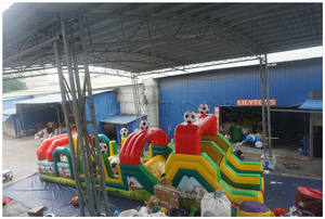 Parco Gonfiabile con Percorso a Ostacoli a Tema Calcio per Bambini e Adulti - Product Image 4