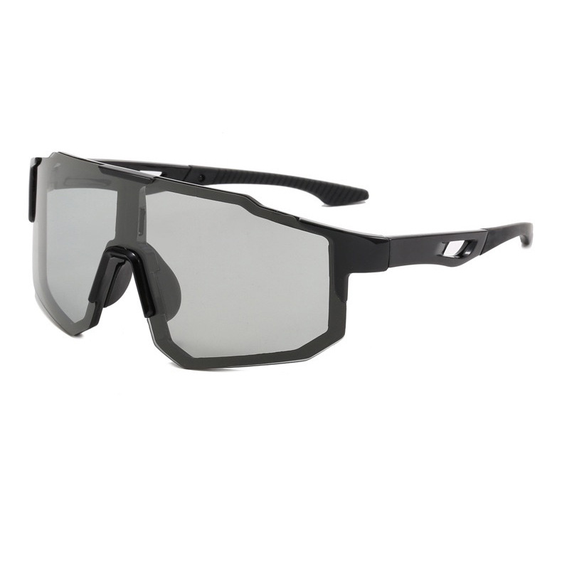 Lentes fotocromáticas con montura negra.