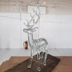 Escultura de ciervo de resina transparente moderna personalizada, arte hecho a mano y coleccionable - Product Image 2