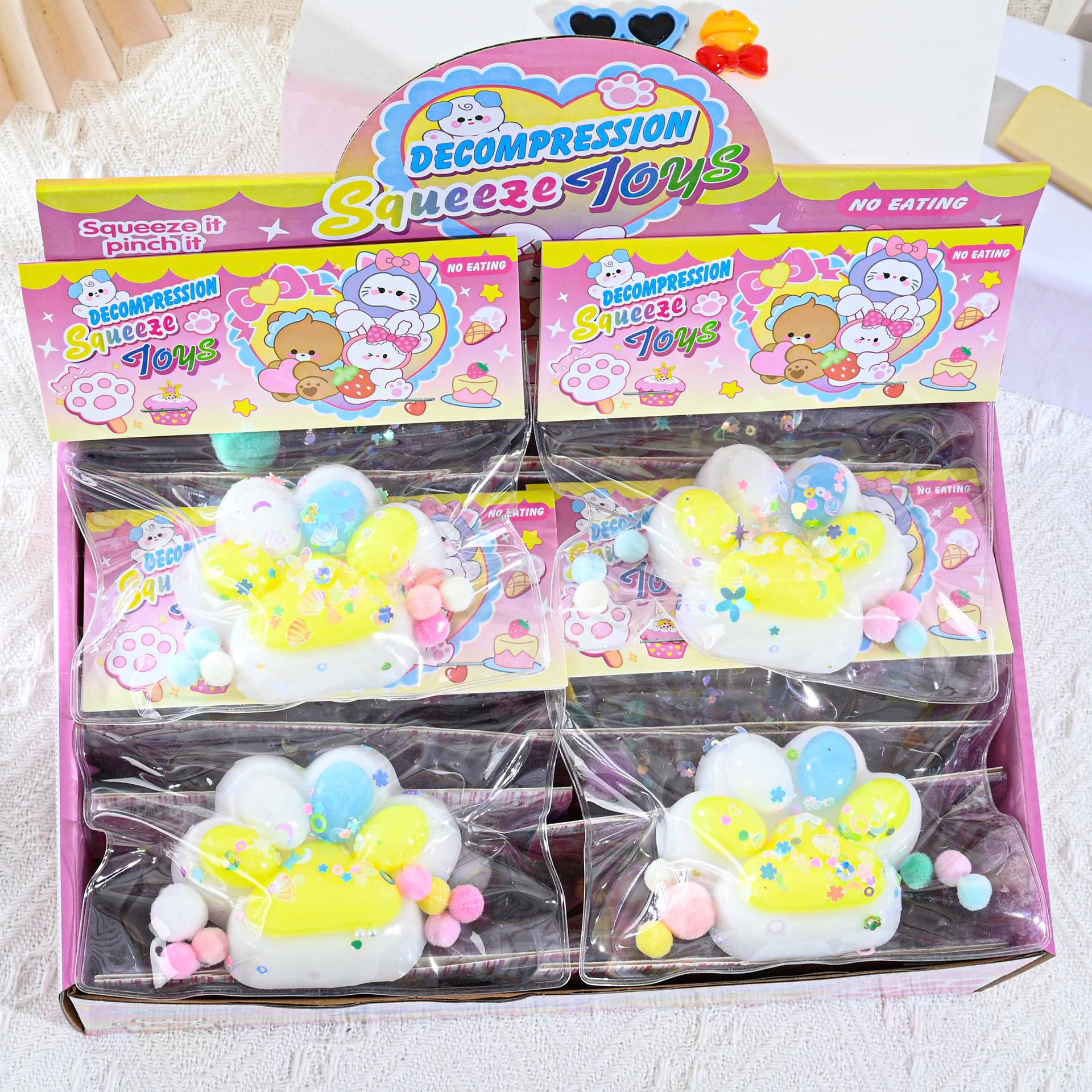 พื้นหลังสีขาวพร้อมกรงเล็บสีเหลือง ขนาด 7.5*6.5 ซม. น้ำหนัก 55 กรัม