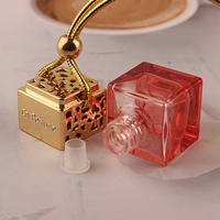 Vente en gros BYPE PERFUME JD-B018 8ml Flacon de parfum en verre plat doré pour voiture, diffuseur d'air carré avec bouchon à vis