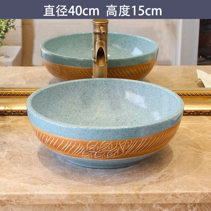 Sculpture sur les feuilles bleu ciel