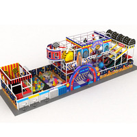 Aire de jeux intérieure sur le thème de l'espace pour enfants, avec piscine à balles et zone de jeux multifonctionnelle