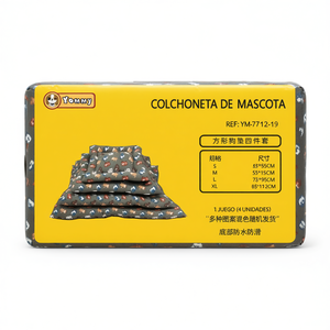 Set di Quattro Tappetini Antiscivolo per Cani con Motivo Quadrato sul Fondo - Product Image 2