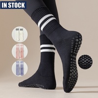 Vente en gros Chaussettes classiques Barre Pilates pour femmes Chaussettes adhérentes en coton de yoga en stock Chaussettes antidérapantes