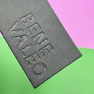 Etiquetas pretas de couro PU da moda para roupas, remendos de couro sustentáveis personalizados com logotipo de marca própria em relevo