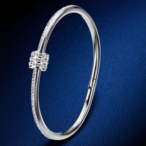 طقم أساور نسائية من فاليانا مطلية بالذهب عيار 18 قيراط مع زركون على شكل زهرة رباعية الأوراق قابلة للتكديس - Product Image 3