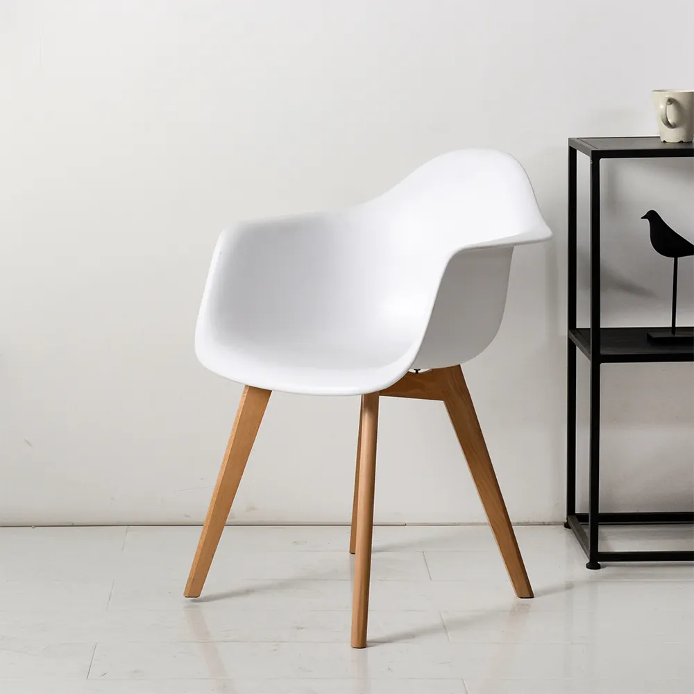 Elegante sedia di design sedia da pranzo nordica in plastica con gambe in legno di faggio