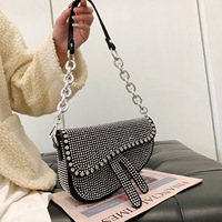 Neueste Großhandels-Luxus-Umhängetaschen in Sattelform mit Diamanten, Strass, Buchstaben, Federn und Ketten für Damen, ideal für Reisen