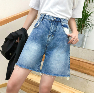Shorts de mezclilla de cintura alta personalizados para mujer, de corte en A, pierna ancha, largo medio, con dobladillo deshilachado y bolsillos de parche en contraste - Product Image 4