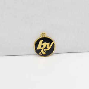 Colgante de etiqueta de Metal de aleación de Zinc personalizado con logotipo de nombre famoso de diseñador grabado encanto <span class=keywords><strong>lavable</strong></span> para pulsera DIY o etiquetas de ropa - Product Image 2