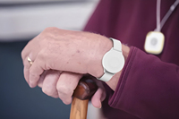Baliza de pulsera desechable o reciclable con botón SOS y opción NFC
