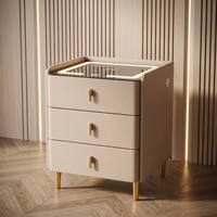 Table de chevet moderne avec station de charge sans fil, trois tiroirs spacieux, pieds en métal robustes, design de rangement minimaliste pour chambres à coucher