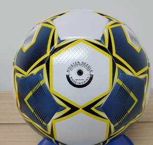 Ballon de football professionnel personnalisé 2026 en cuir PU, idéal pour les matchs de football en extérieur et les sports d'équipe - Product Image 1
